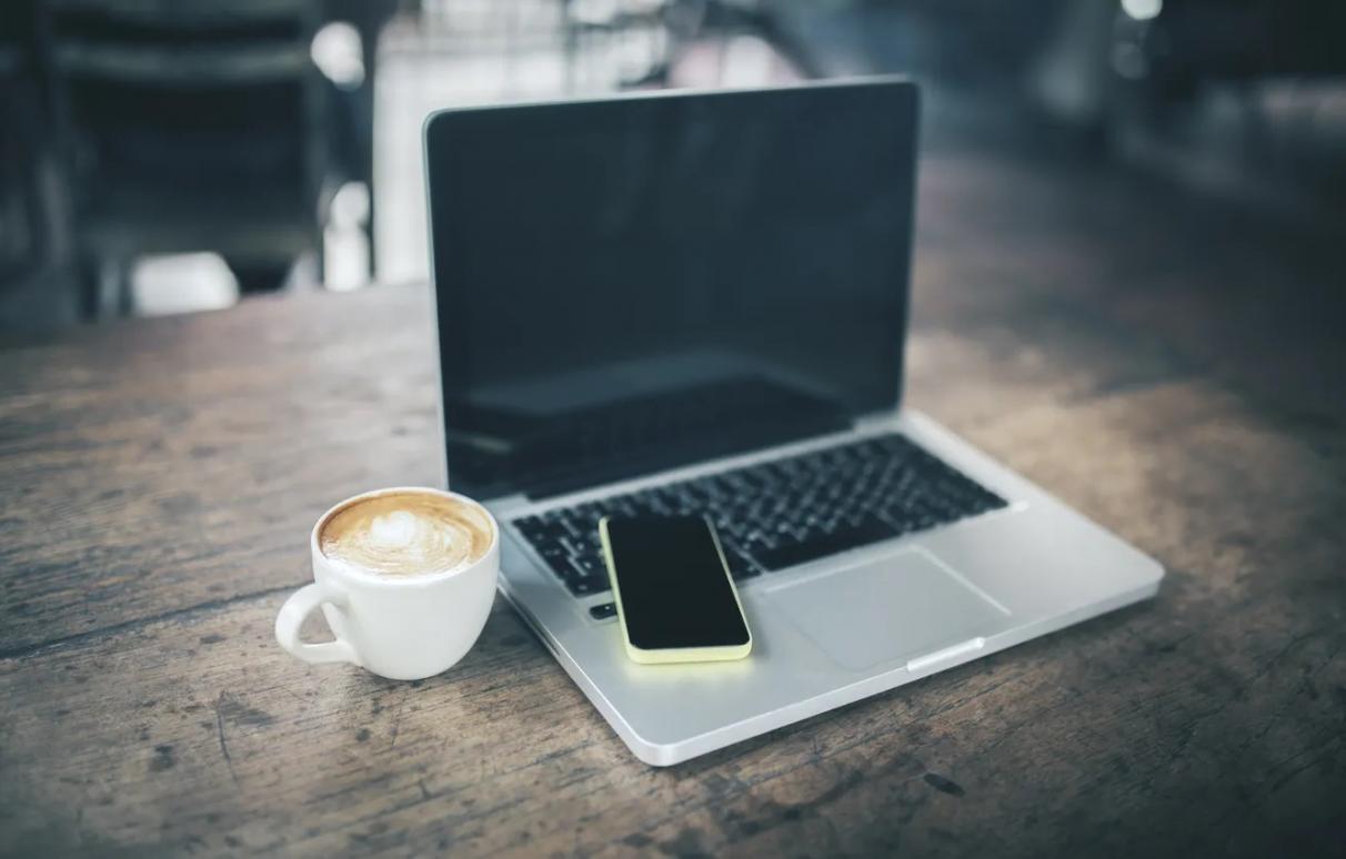 Estudiantes participando en clase magistral interactiva