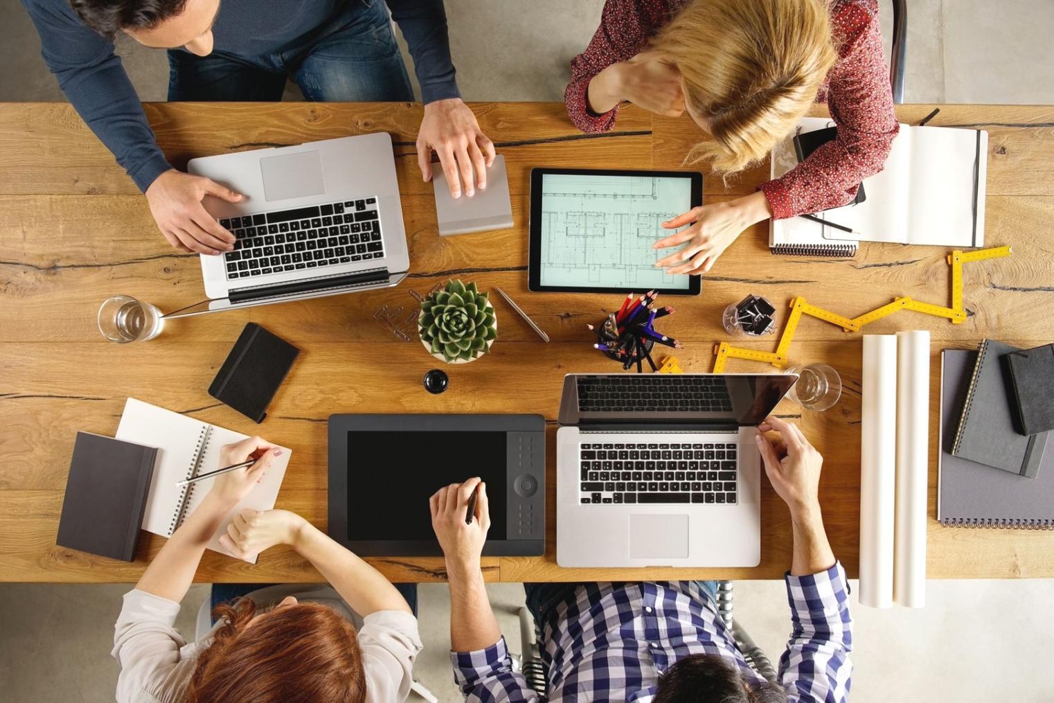 Estudiante aplicando metodología de aprendizaje